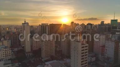 巴西圣保罗-2018年5月3日：日落时市中心鸟瞰图